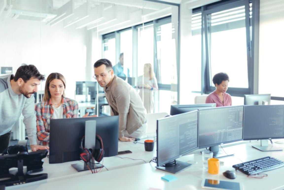 Teilnehmer in einer interaktiven Online-Lernsitzung zur Entwicklung von Selbstbewusstsein